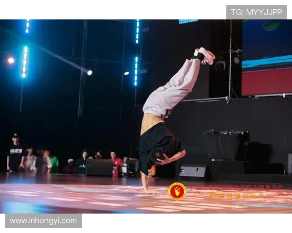 南京街舞队在世界攀岩锦标赛中的团队协作表现精彩点评与分析